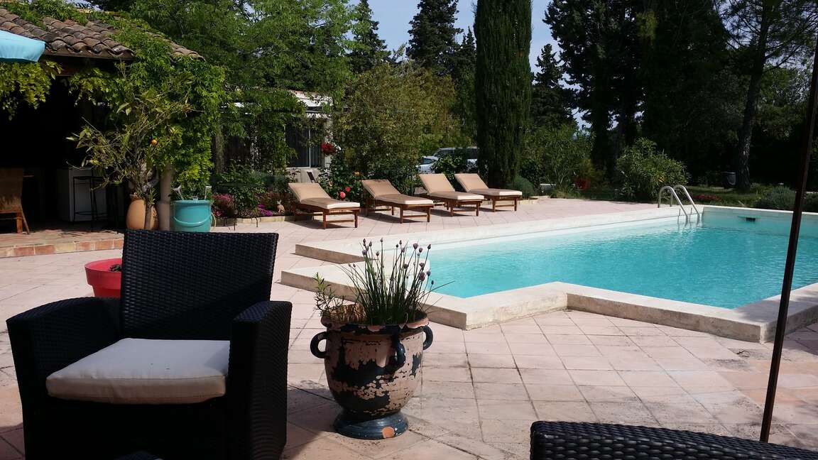 Chambre d'hôtes Arles - Coté piscine et cuisine d'été