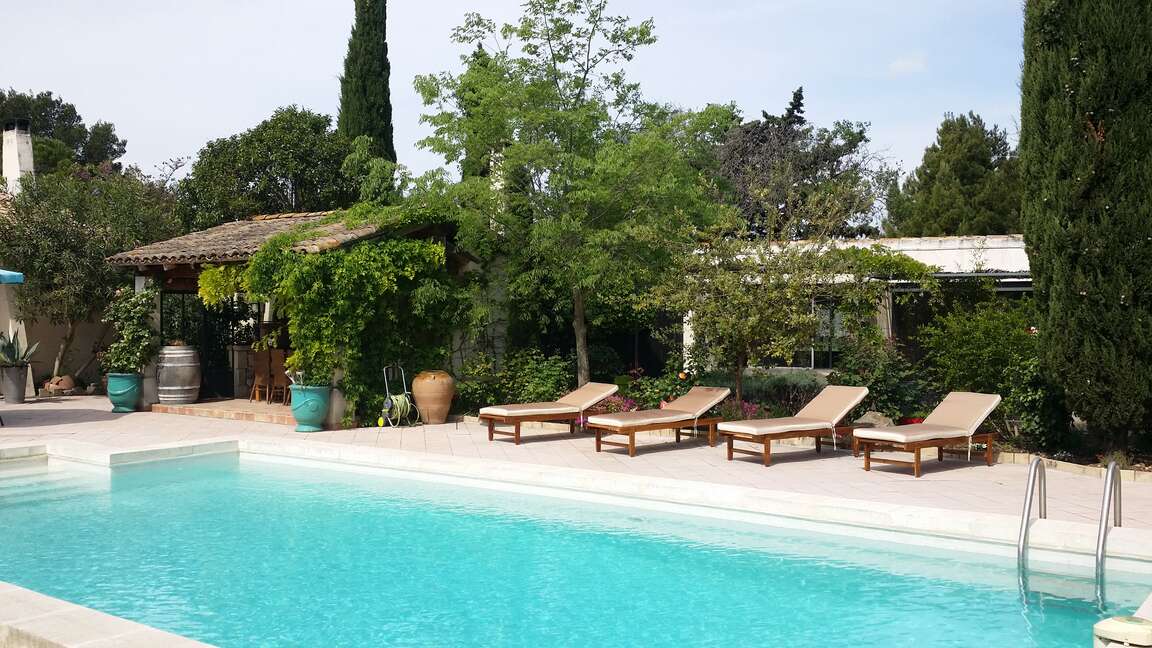 Chambre d'hôtes Arles - Coté piscine et cuisine d'été